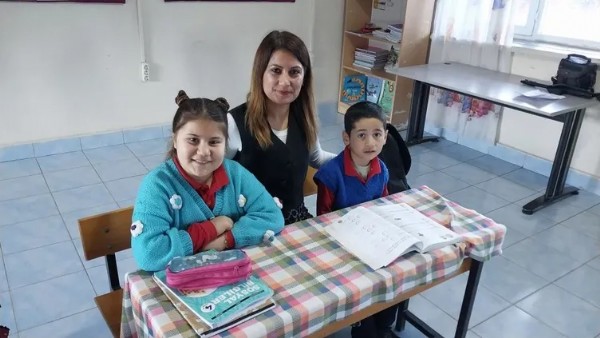 Zil bu kez yarıyıl tatili için çaldı! 18 milyon öğrenci karnesini aldı